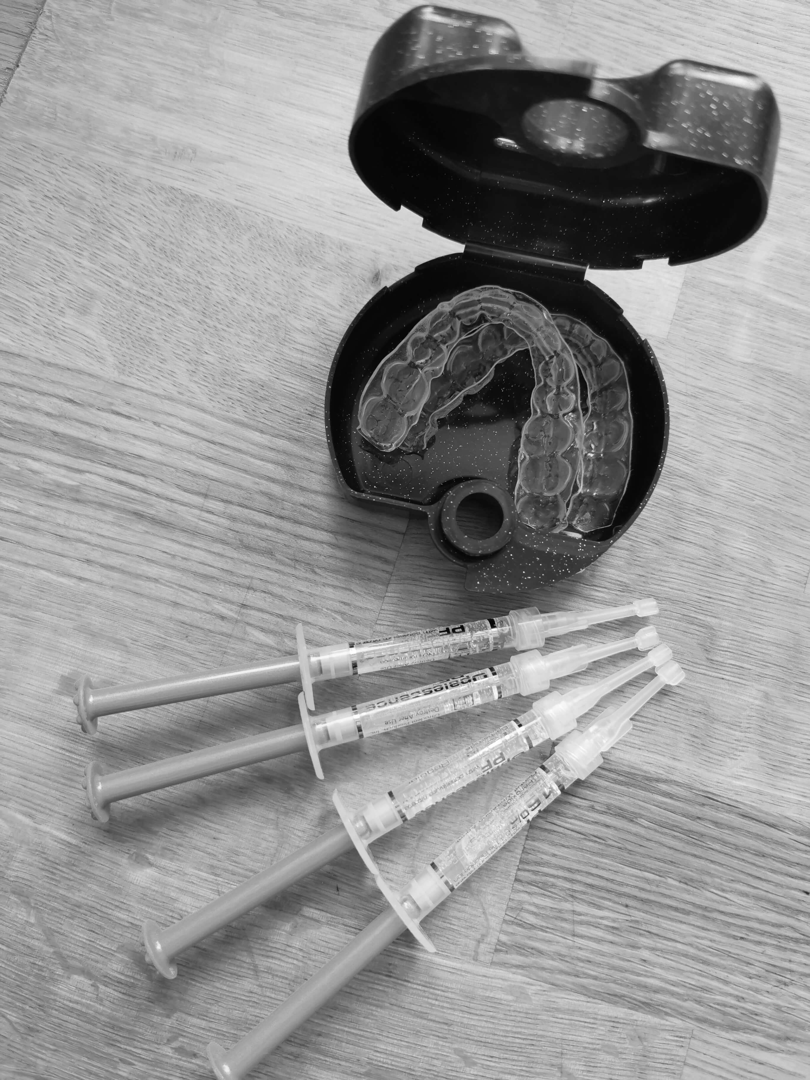 Otthoni fogfehérítés sínek és anyag